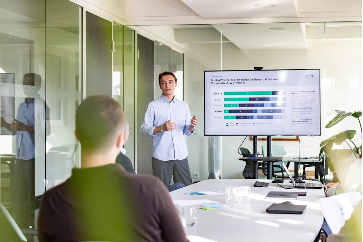 Retailer benchmarking analysis on screen